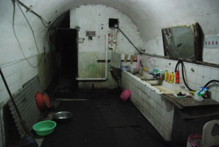 Illustration for article titled Look beneath the surface of these incredible underground homes
